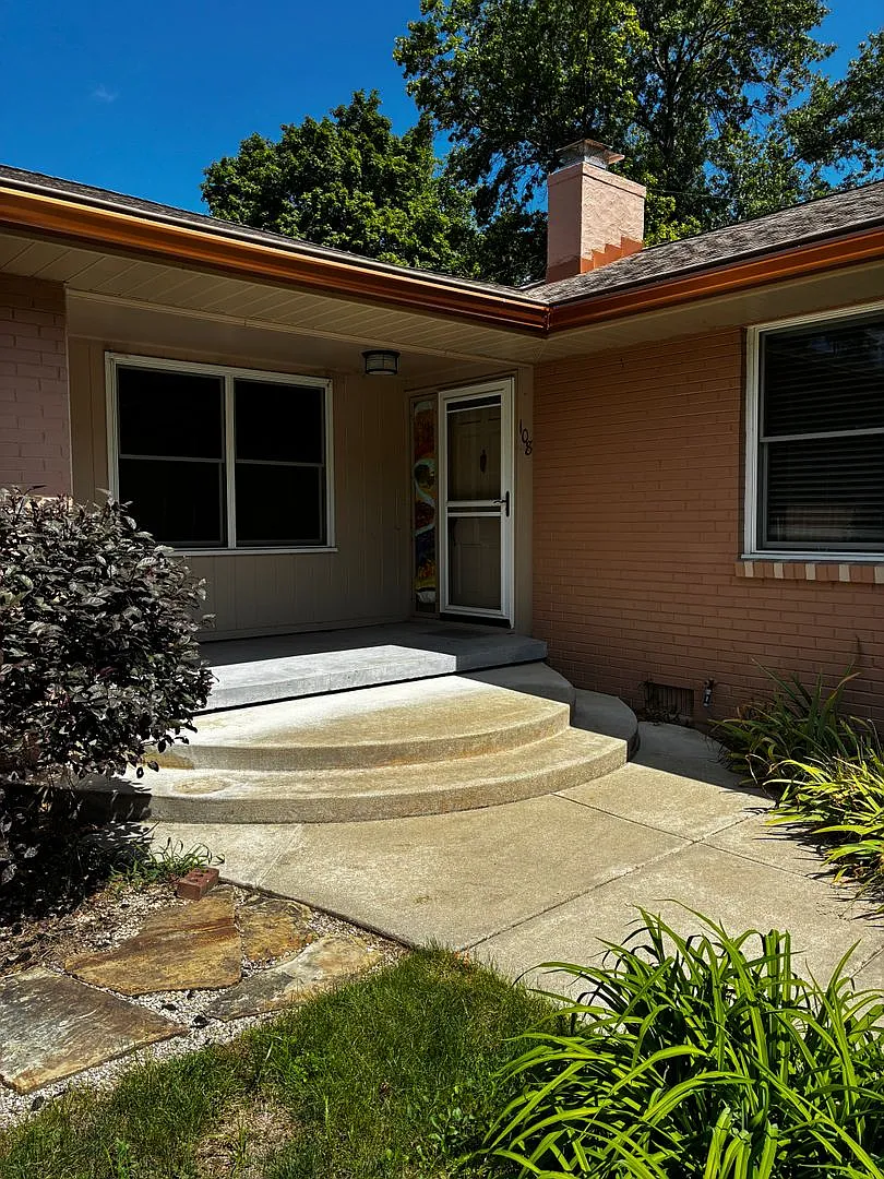 Single Family Home - Walking Distance to WL School — Photo 3