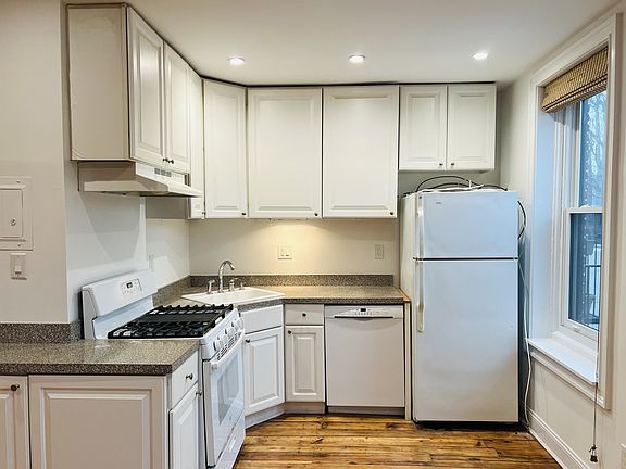 3rd image of 375 Sackett St Floor 2