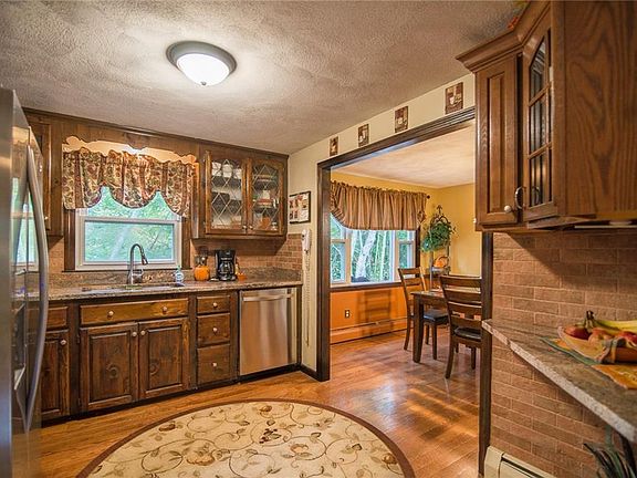 3rd image of 24 Turner Dr