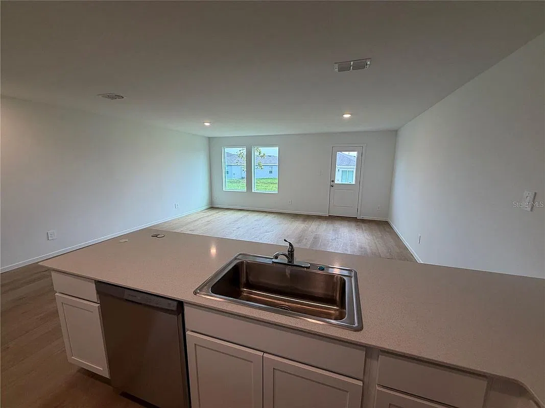 3 bed, 2.5 bath, 1386 sqft, $2,050 — Photo 2