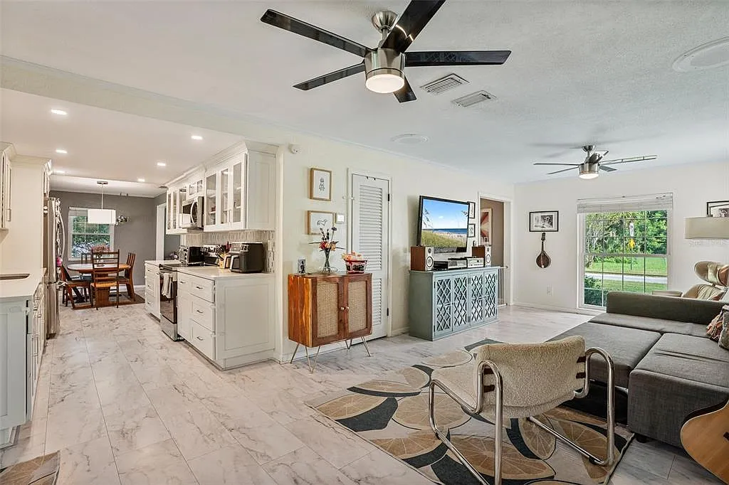 4 bed, 2.5 bath, 1998 sqft, $2,900 — Photo 3