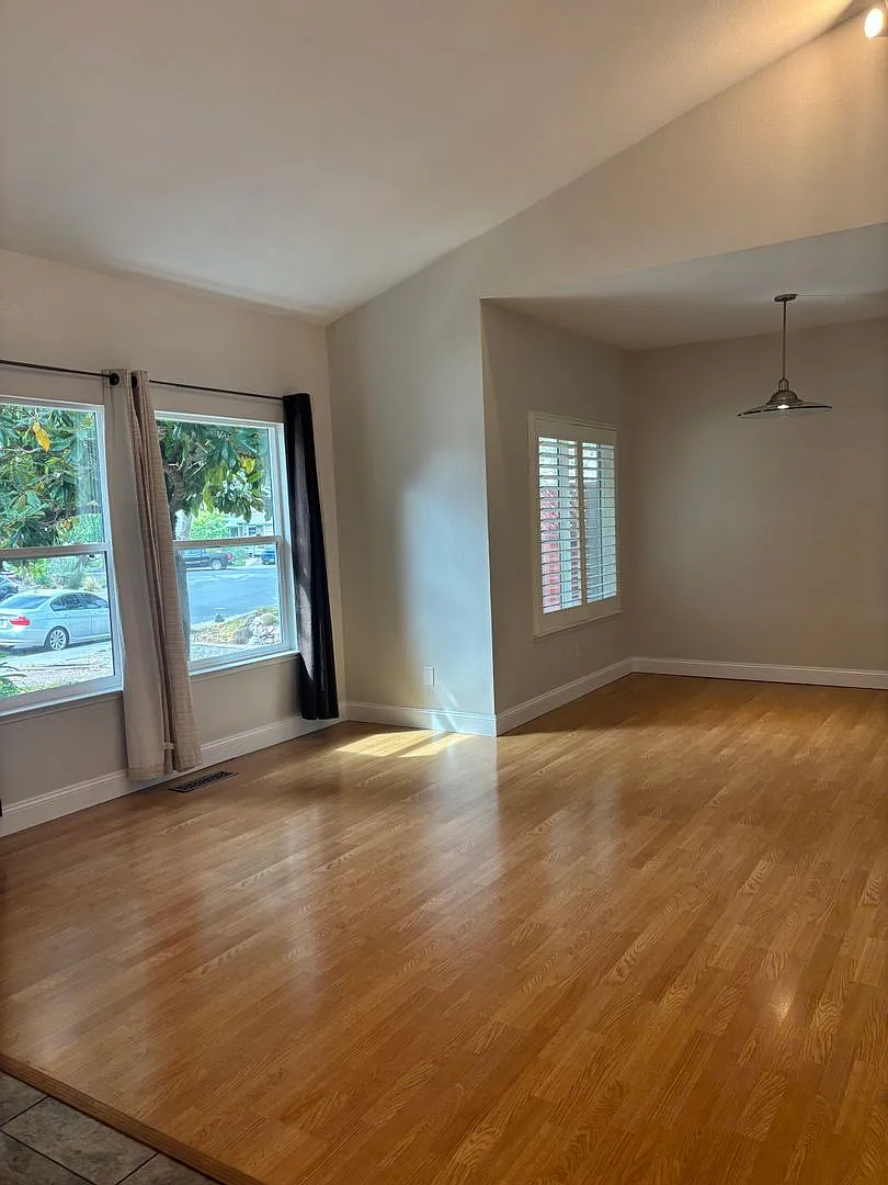 4 bedroom home Windsor! — Photo 4