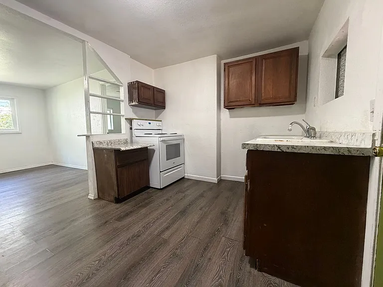 855 SE Flint St — Photo 4