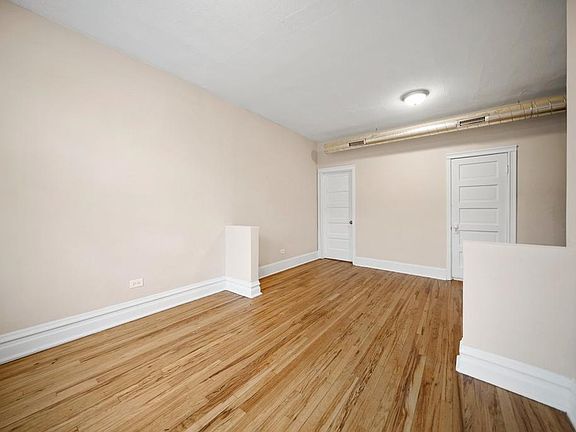 3rd image of 2257 S Oakley Ave #3F