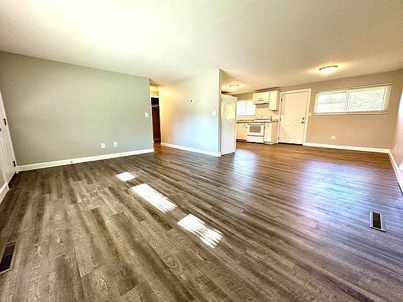2nd image of 4418 Primrose Ln