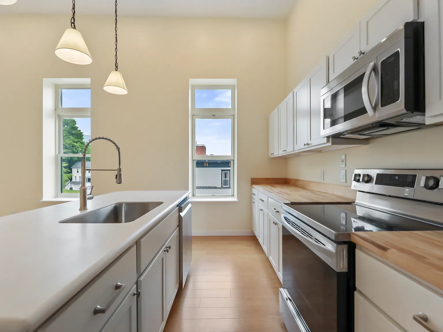 1 bed, 1.5 bath, 827 sqft, $1,490 — Photo 1