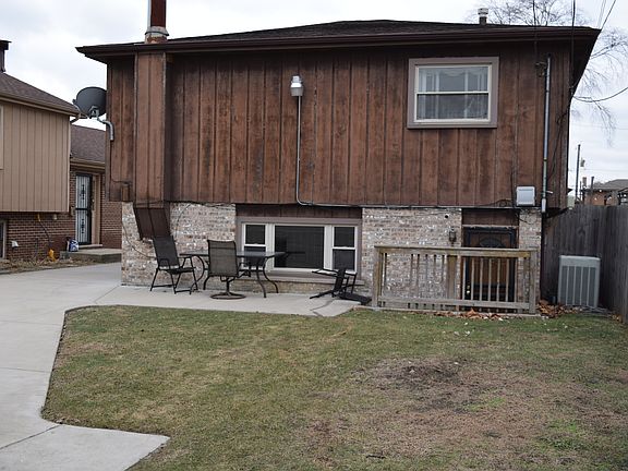 3rd image of 431 Hoxie Ave