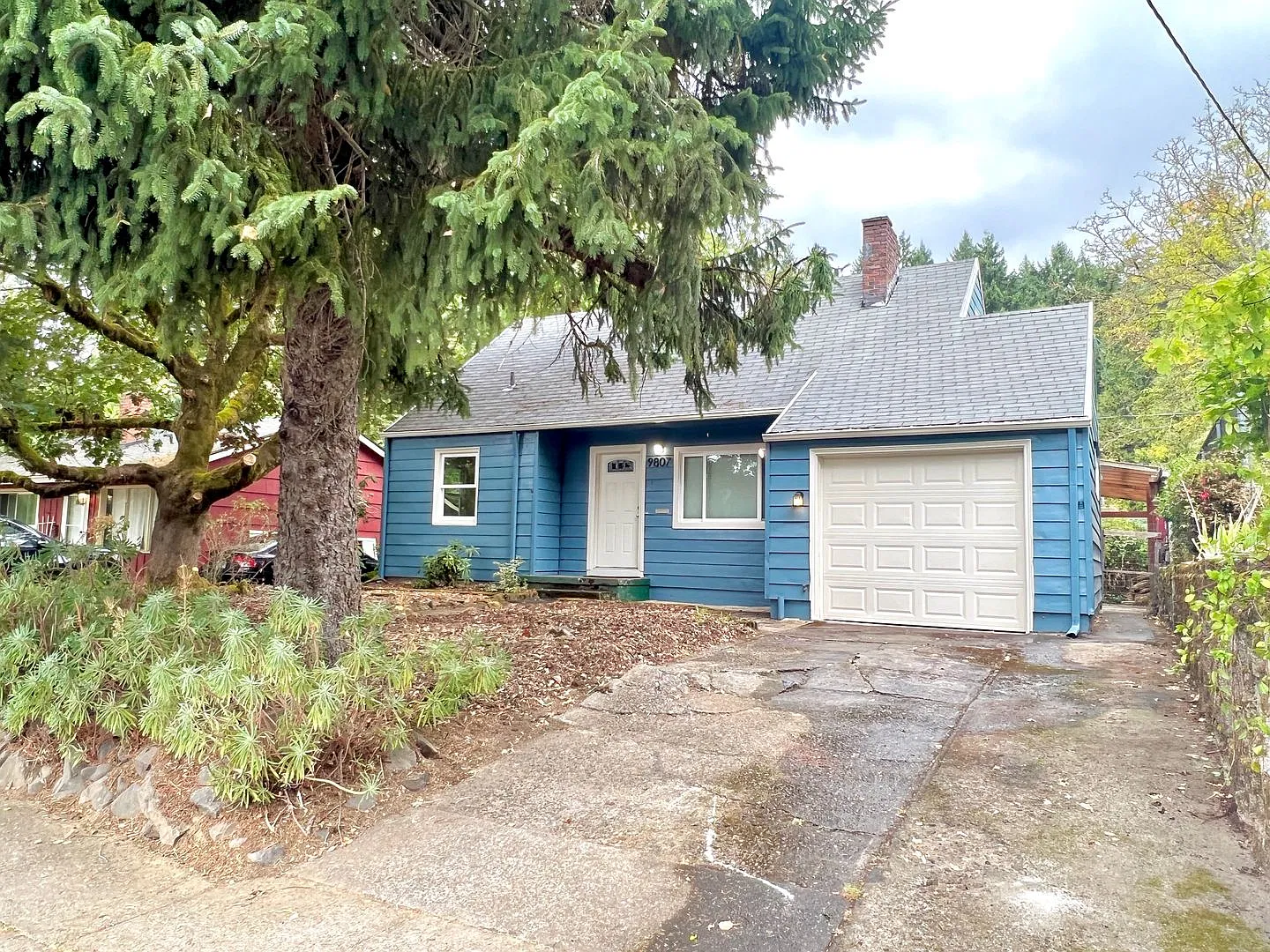 This beautifully updated home offers a bright and inviting atmosphere with modern amenities and u... — Photo 1