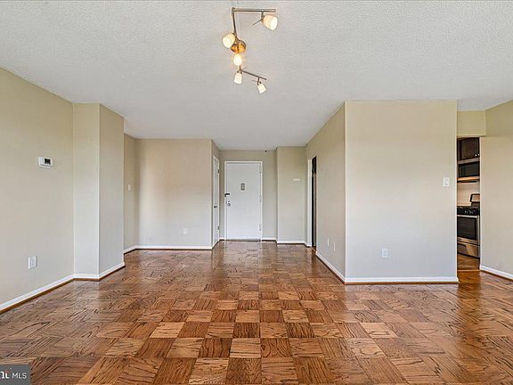 3rd image of 1121 University Blvd W APT 1207