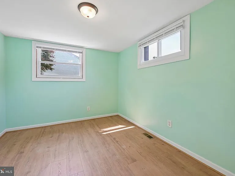 118 Sylvan Ter — Photo 13