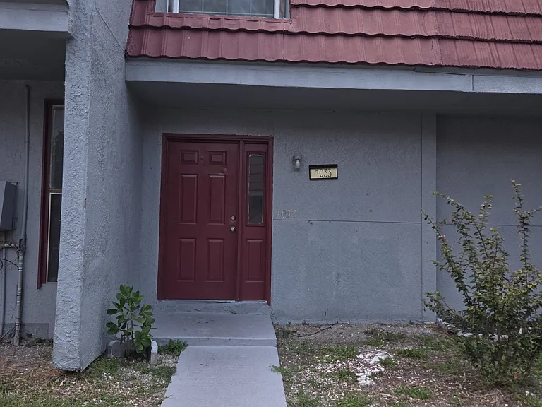 1027 Sumner St — Photo 1