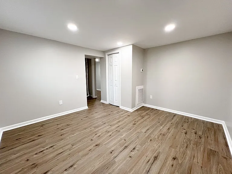 492 Oak St — Photo 8