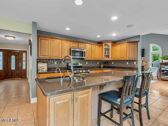 4th image of 57 Nautilus Drive W