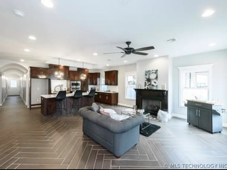 1215 N Cheyenne Ave — Photo 2