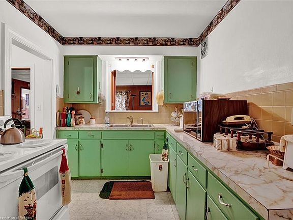 2nd image of 1361 Lakeview Dr