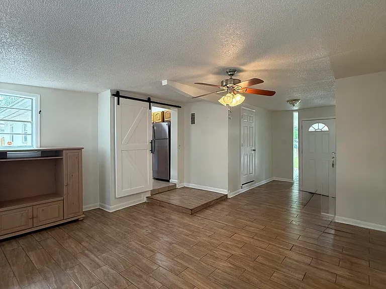 909 La Marche Dr — Photo 5