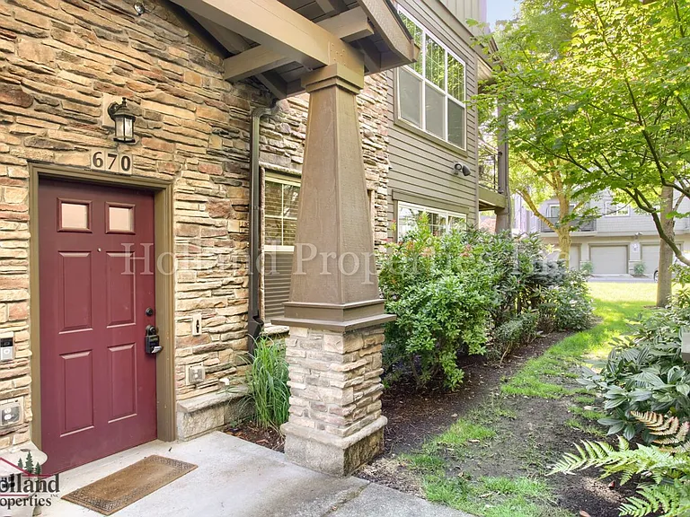 670 NE Roydon Ln — Photo 2