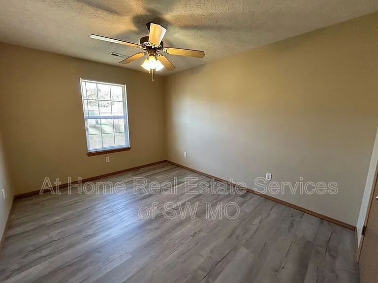 1211 N Northwood Ave — Photo 8