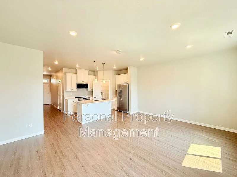 3 bed, 2.5 bath, 1139 sqft, $2,195 — Photo 3