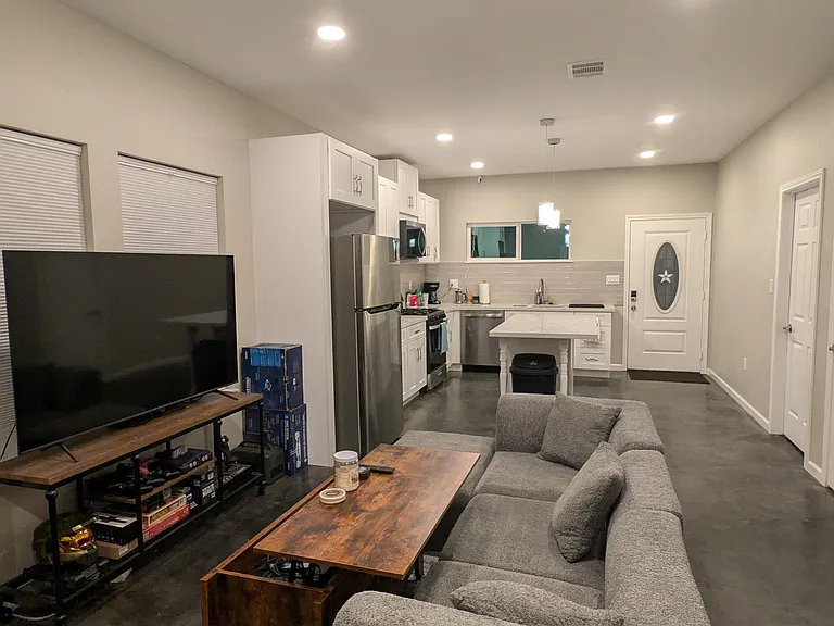 201 Davis St #SW — Photo 2