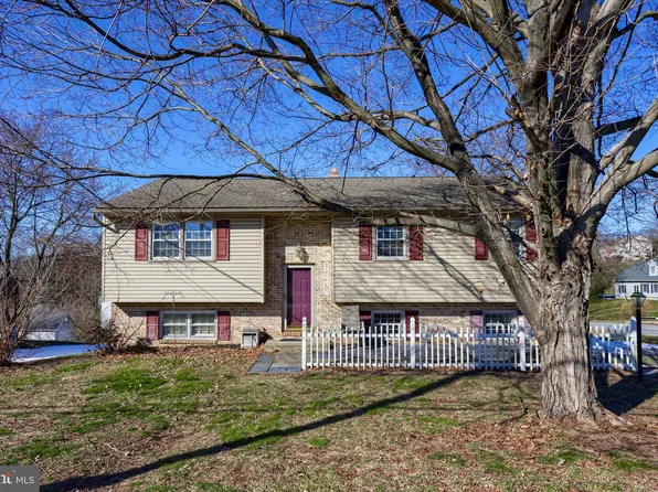 379 Summit Dr, Columbia, PA 17512