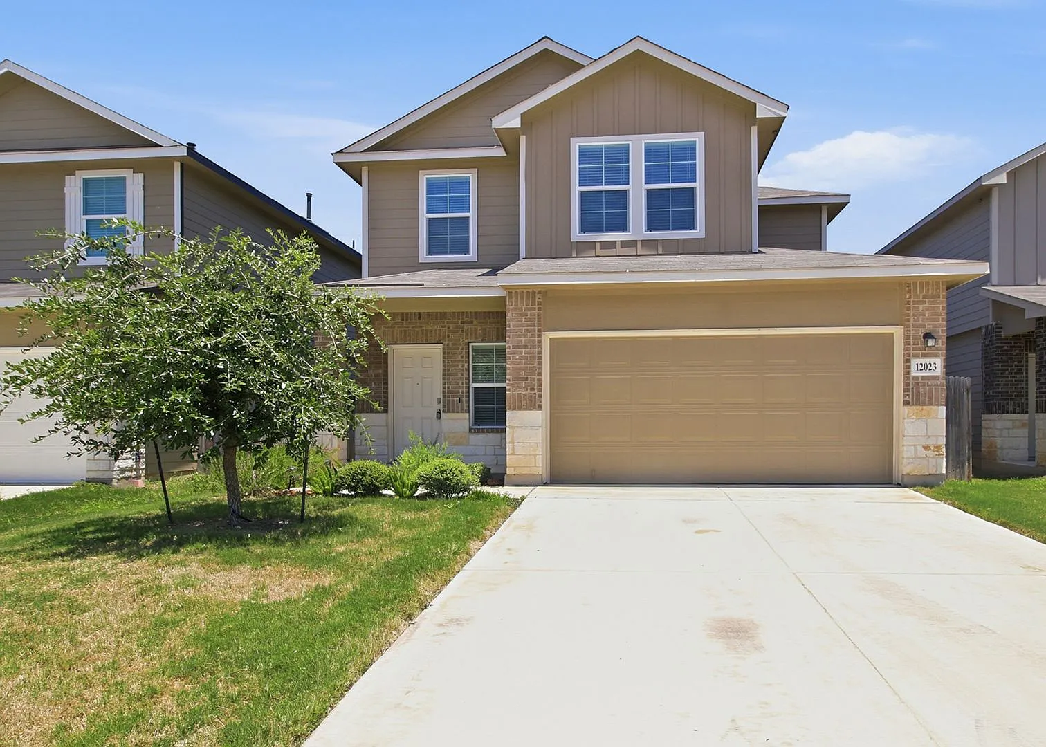 4 Bedroom Home with Primary Suite Downstairs and Community Pool — Photo 1