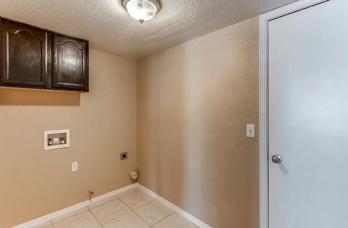 4 bed, 2647 sqft, $1,950 — Photo 3