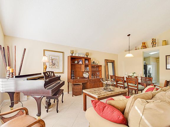 3rd image of 105 Egret Dr