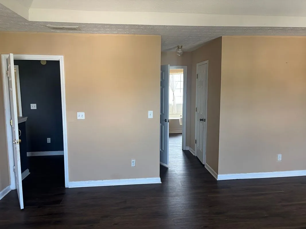 4 bed, 2.5 bath, 2800 sqft, $2,000 — Photo 1