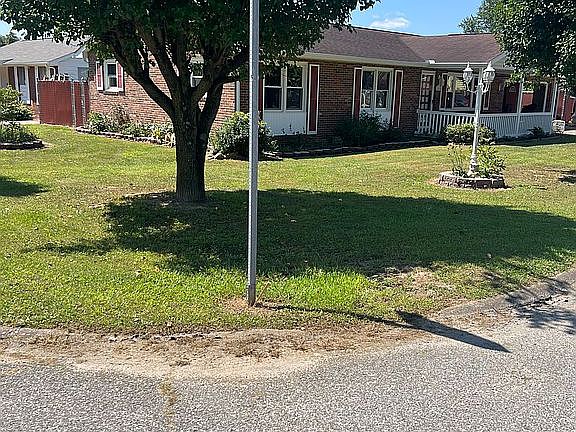 3rd image of 2801 Pinehurst Ln
