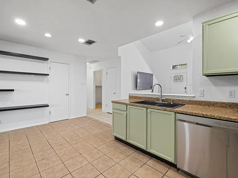 104 Grant Ct — Photo 13