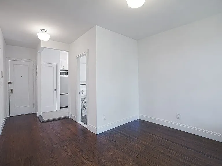 240 W 4th St #5A — Photo 3
