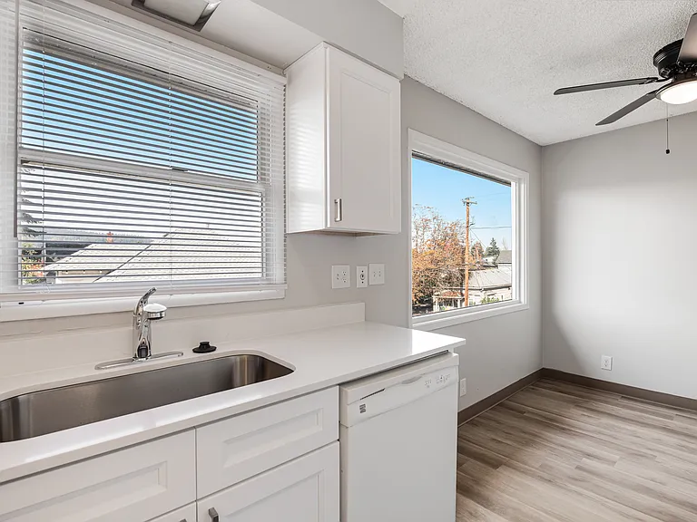 423 Monroe St — Photo 11