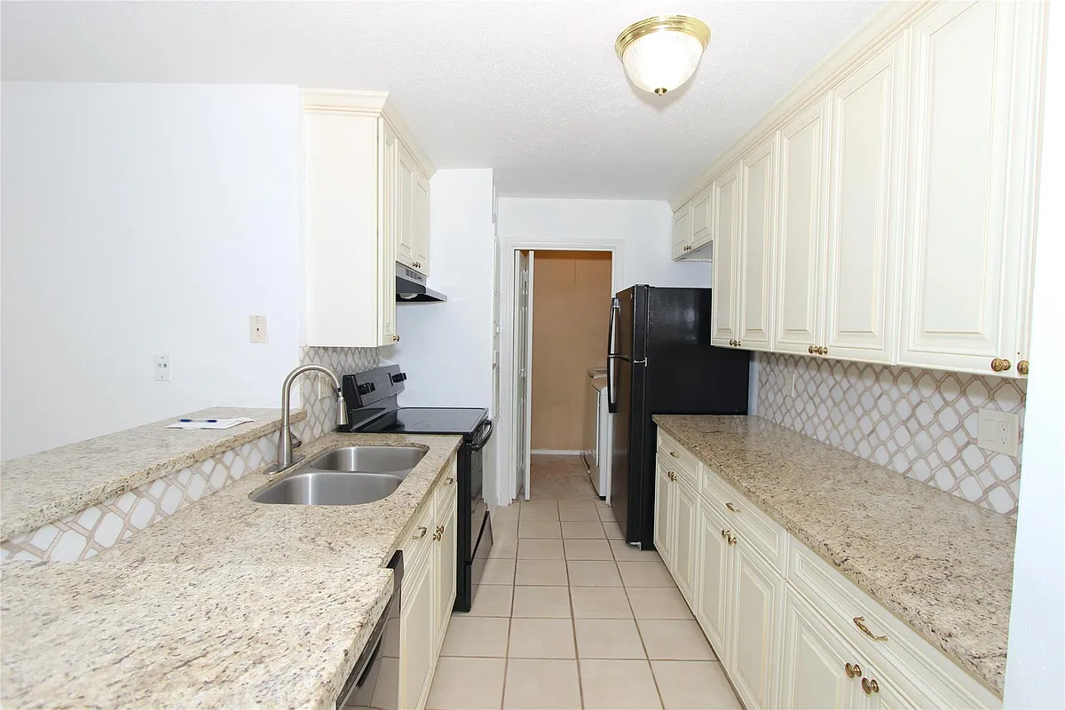 Building Photo - 10639 Braes Bend Dr