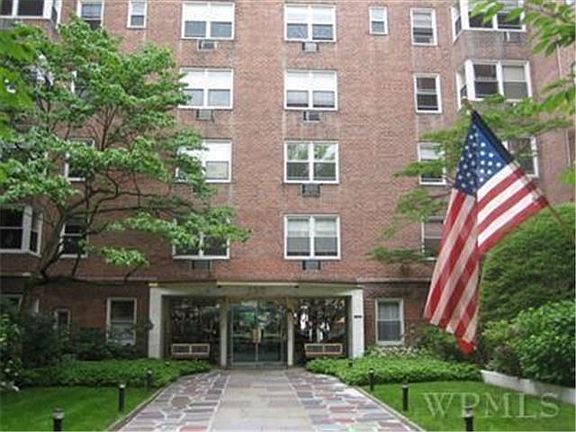 120 E. Hartsdale is the only building on E. Hartsdale Ave with 2