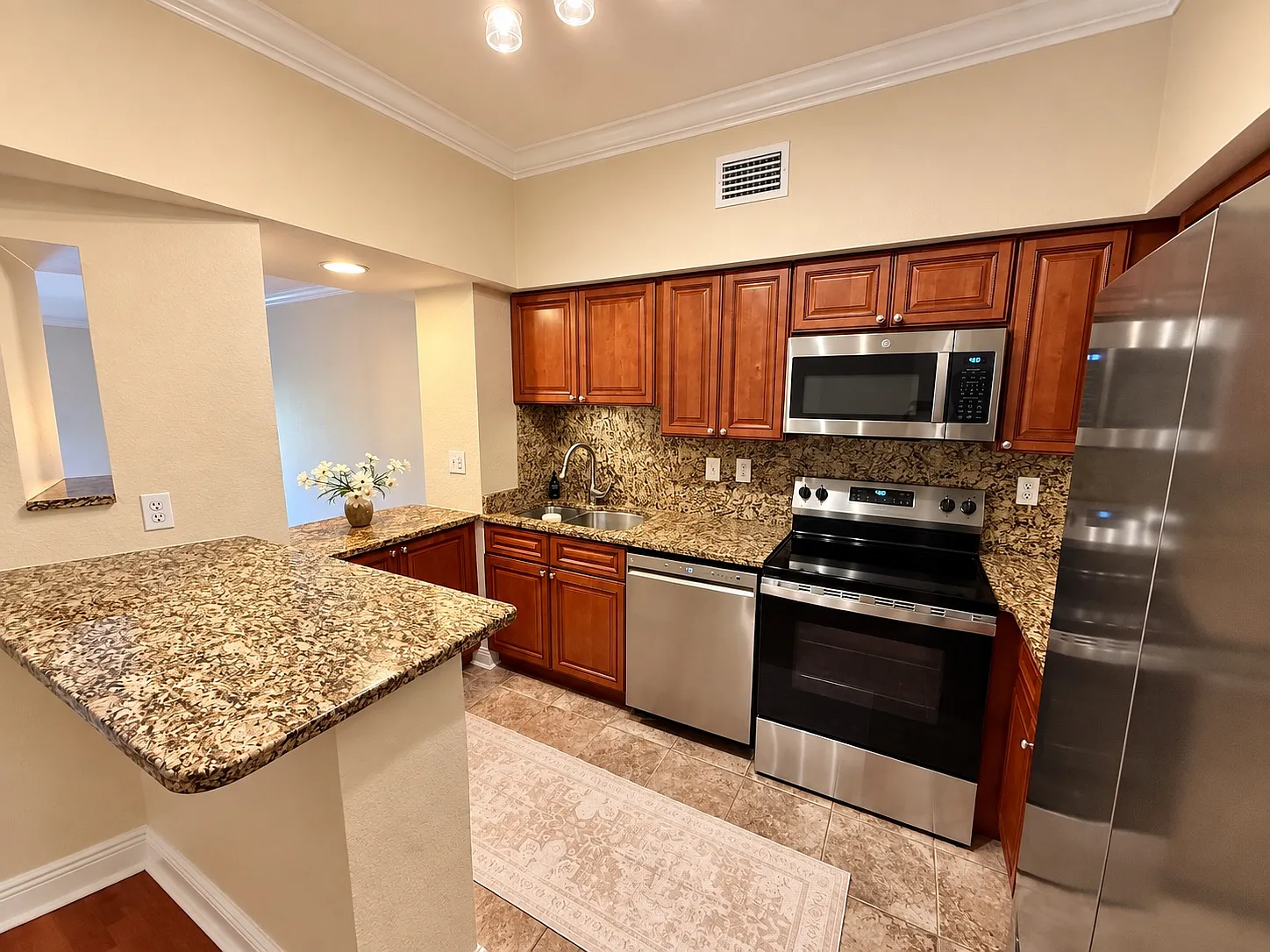 402 S Armenia Ave — Photo 2