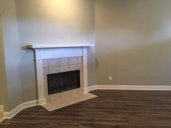 3rd image of 825 Belle Dr