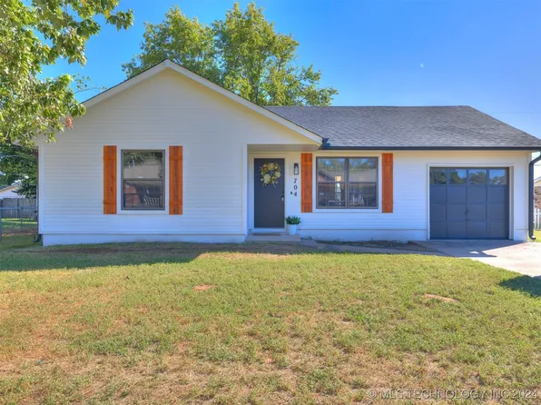 704 W 47th Pl, Sand Springs, OK 74063