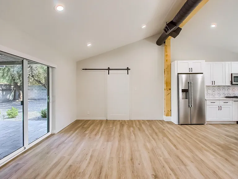 1402 W Berridge Ln — Photo 7