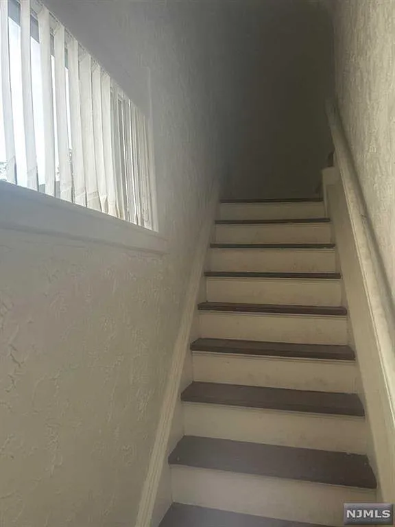 2 bed, 1000 sqft, $2,200 — Photo 2
