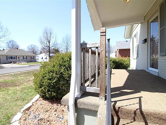 5th image of 2261 Woodlawn Ave