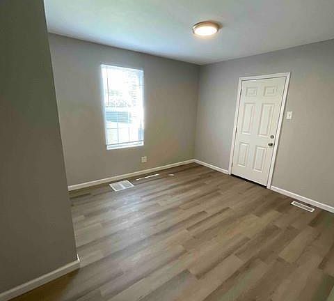 5th image of 3124 Wismer Ave