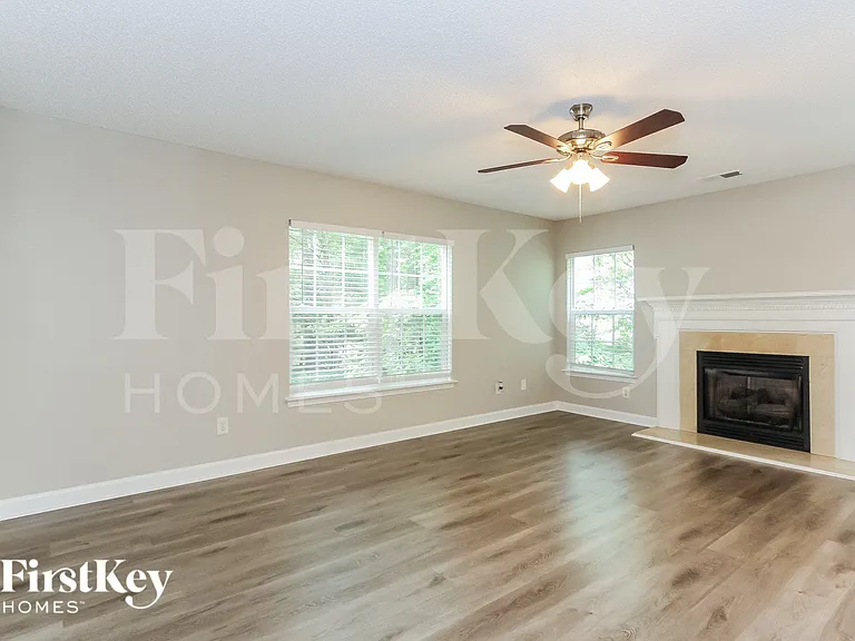 2217 Thorncrest Dr — Photo 4