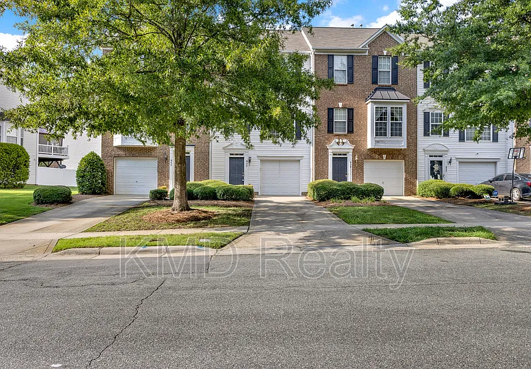 940 Tiger Ln — Photo 2