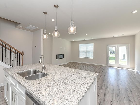 4th image of 124 Fisher Dr