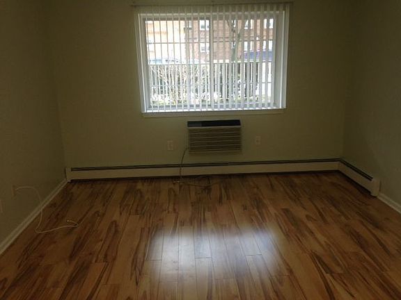 4th image of 4215 212th St APT 1R