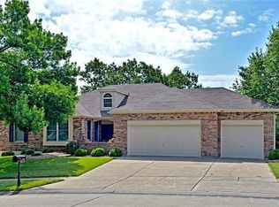 2226 Edge Wood Manor Ln, Ballwin, MO