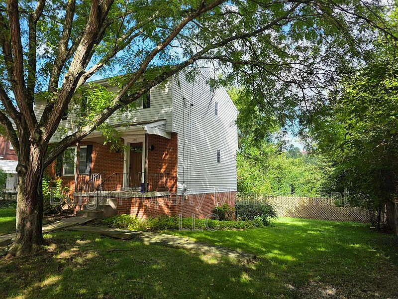 3 bed, 2.5 bath, 1450 sqft, $2,050 — Photo 2