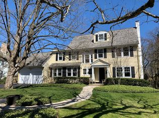 215 Maple Ct, Lake Forest, IL 60045