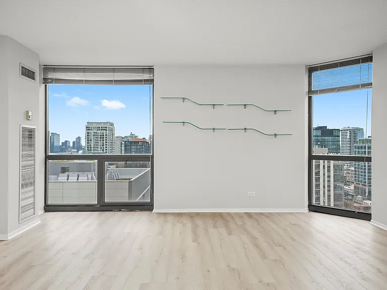 70 W Huron St #21B — Photo 4